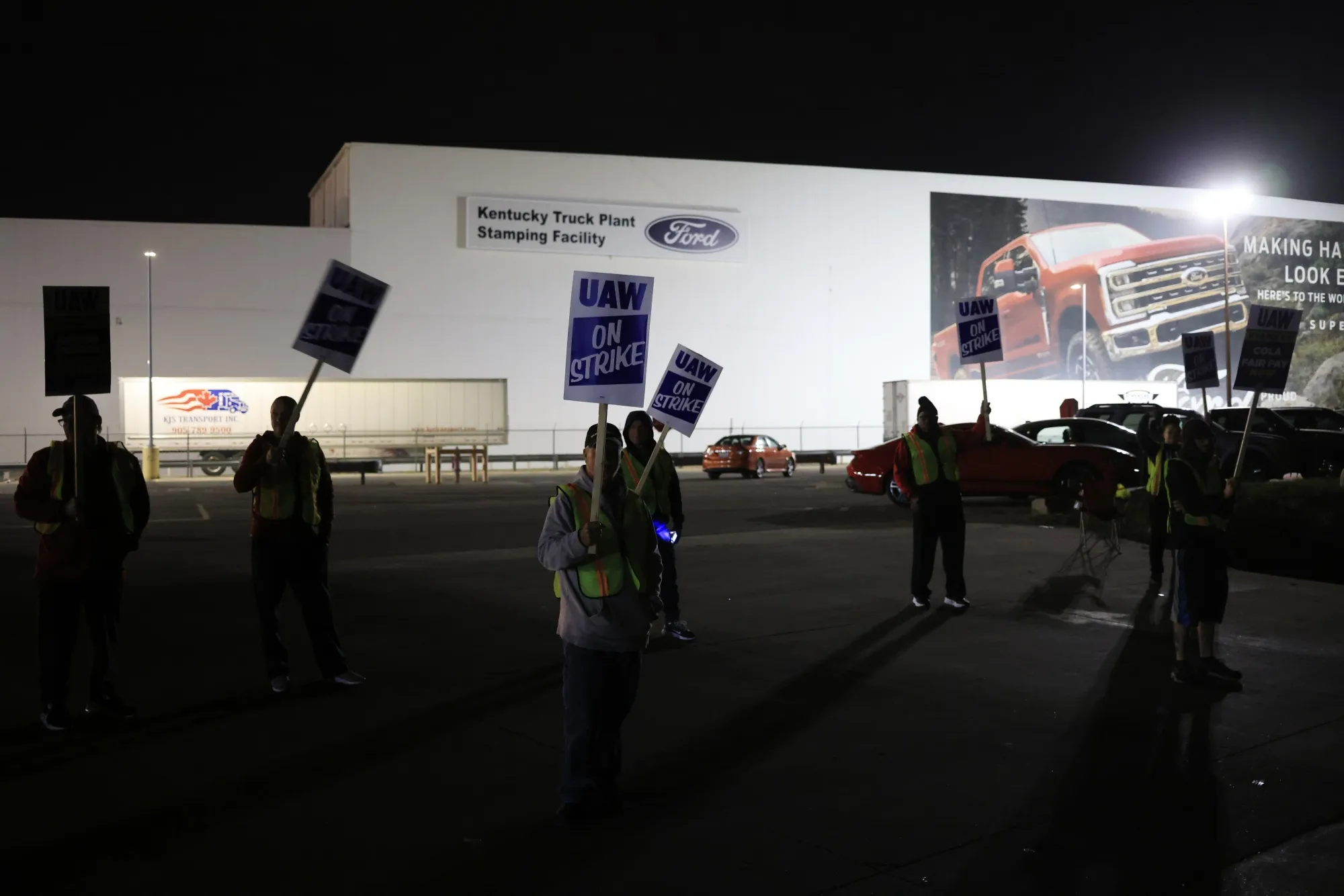Factory workers and UAW union members forming a picket line outside the Ford Motor Kentucky Truck Plant earlier this month.&nbsp;