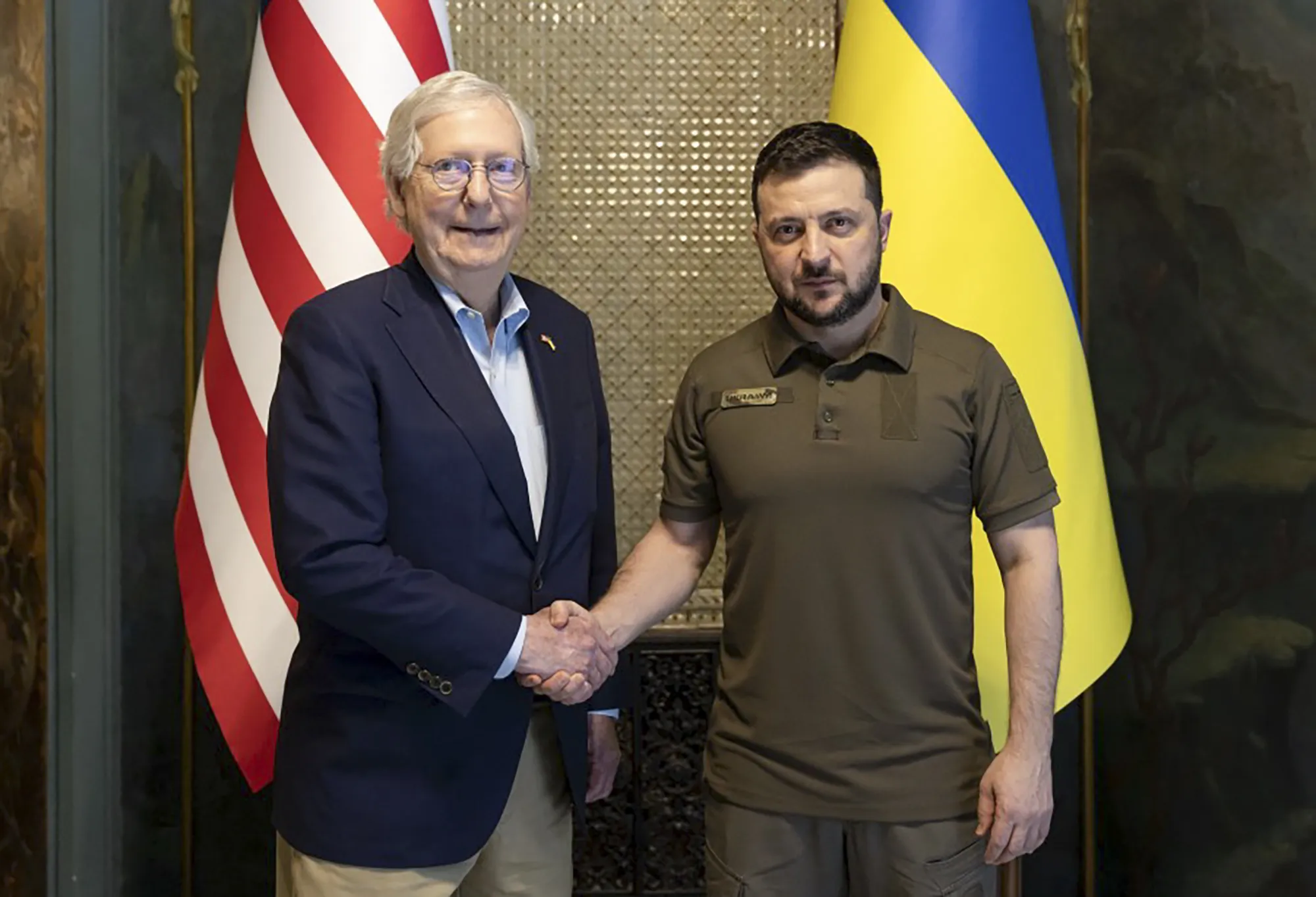 Ukrainian President Volodymyr Zelenskyy and US Republican Senate Minority Leader Mitch McConnell&nbsp;in Kyiv, on&nbsp;May 14, 2022.&nbsp;
