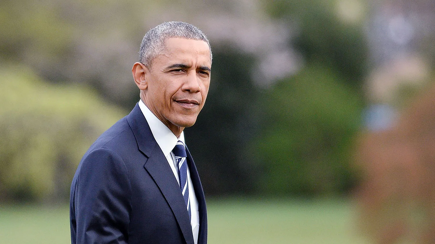President Barack Obama returns to the White House April 15, 2015 in Washington, DC. Obama is returning after traveling to Charlotte, North Carolina.
