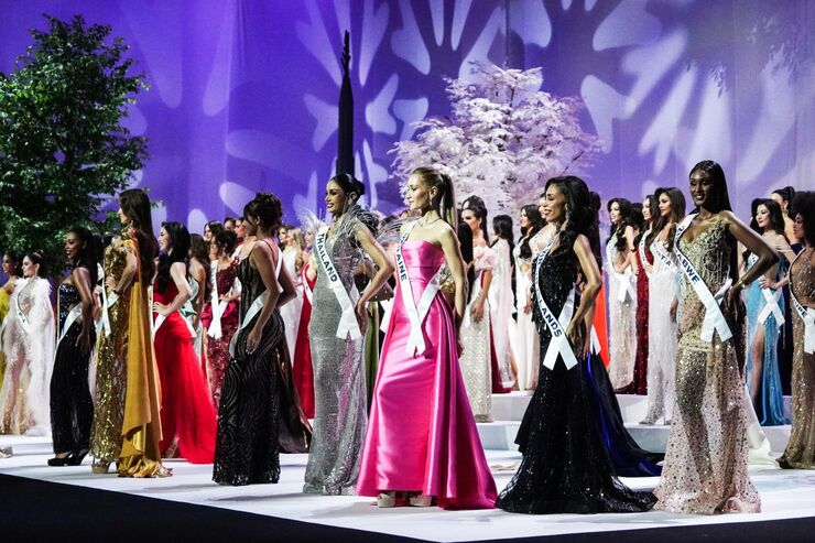 Bangkok, Thailand. 05th Nov, 2025. Miss Universe 2025 contestants pose on stage during the official Miss Universe 2025 welcome event in Bangkok, Thailand, on November 5, 2025. Women representing 120 nations compete in the 74th edition of the Miss Universe