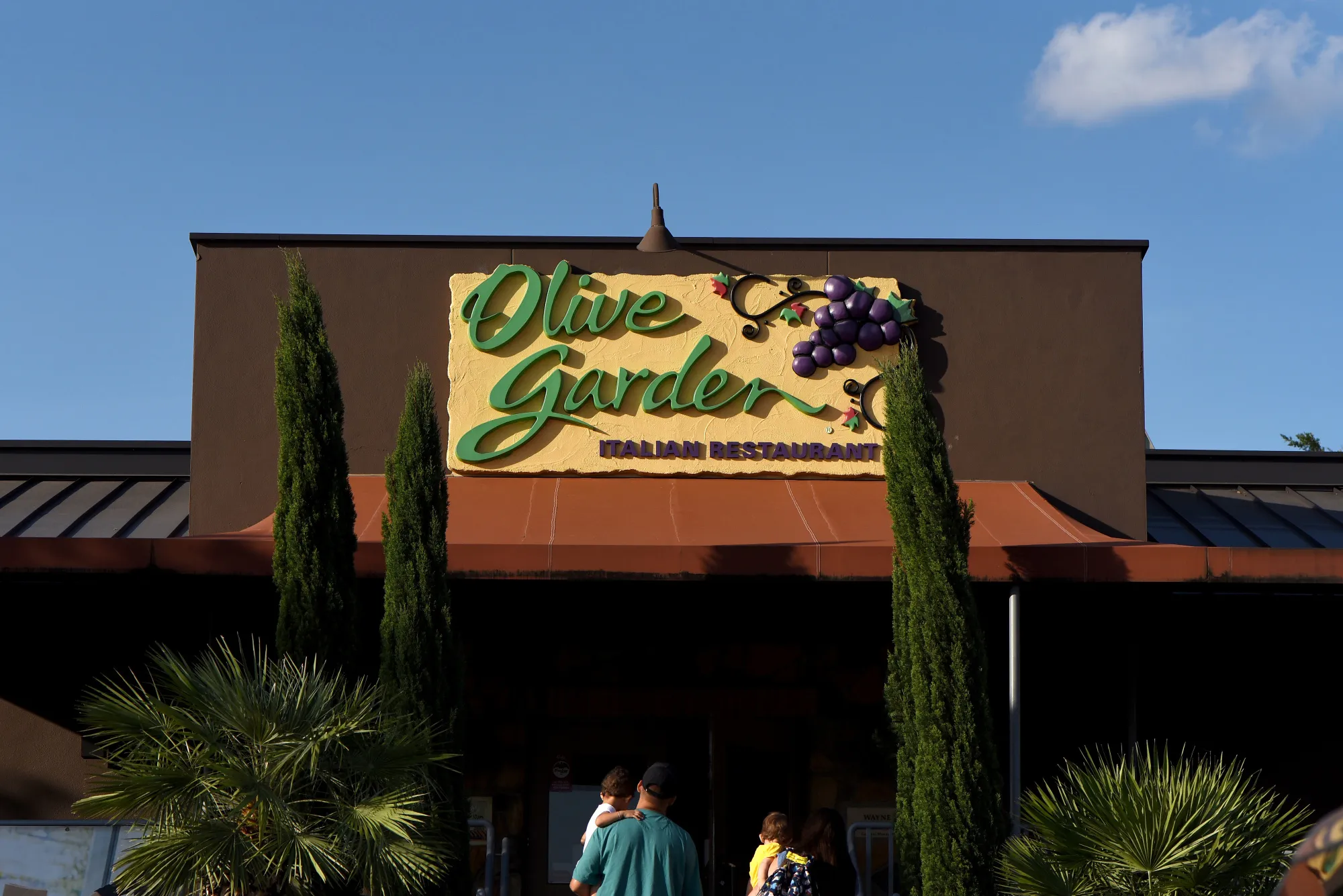 Customers arrive at a Darden Restaurants Inc. Olive Garden.