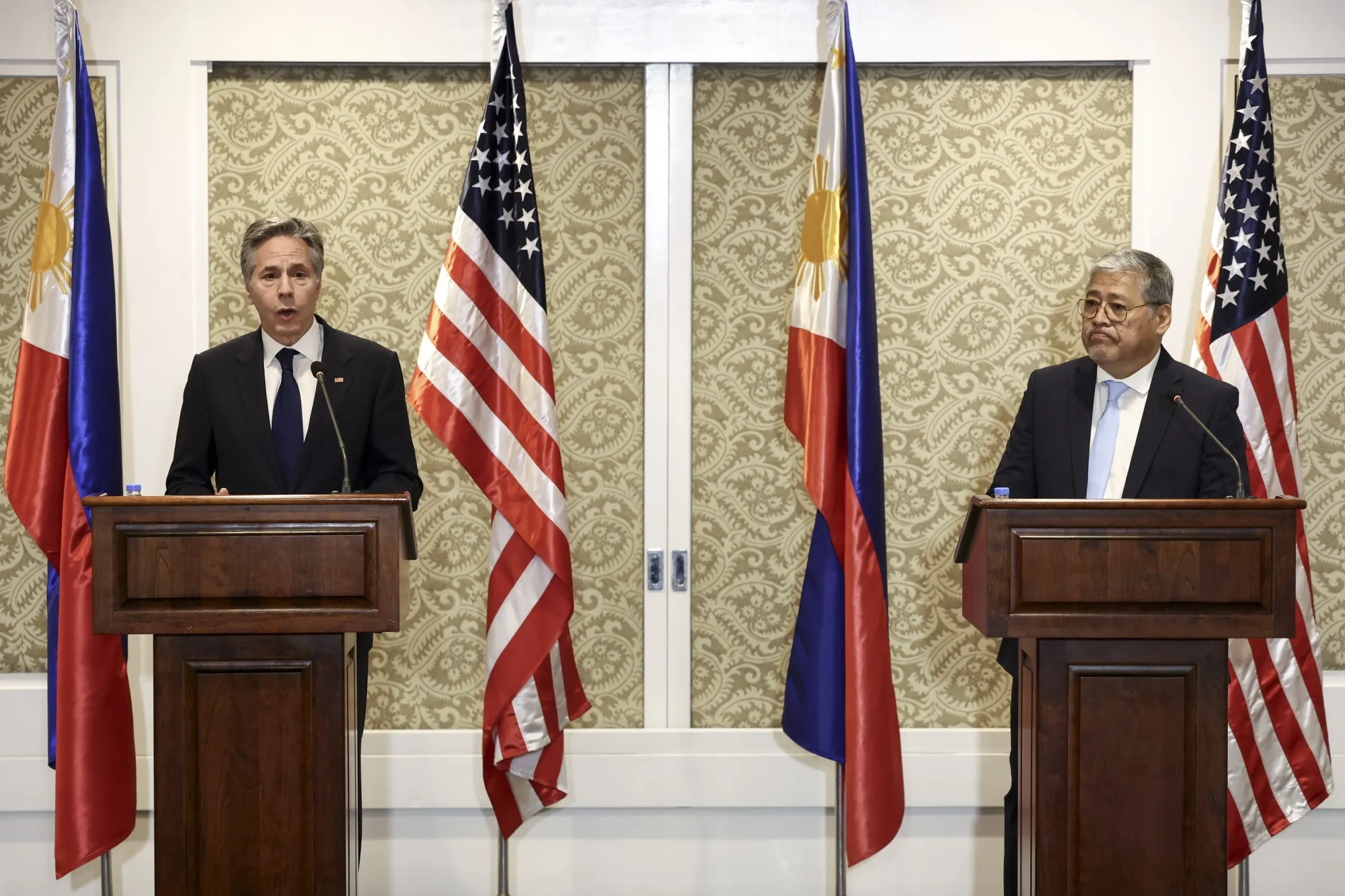 Antony Blinken, left, with Enrique Manalo in Manila on March 19.