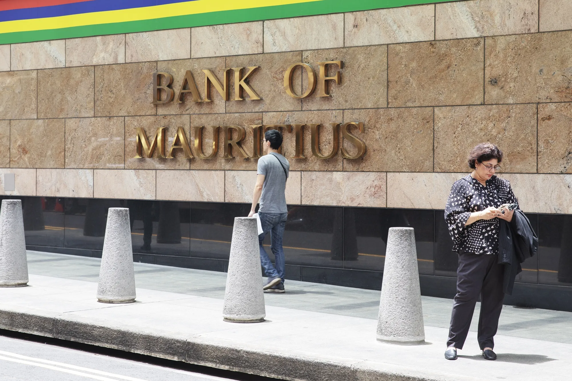 Mauritius Cetral Bank Threatens Clampdown on Foreign-Exchange Speculation -  Bloomberg
