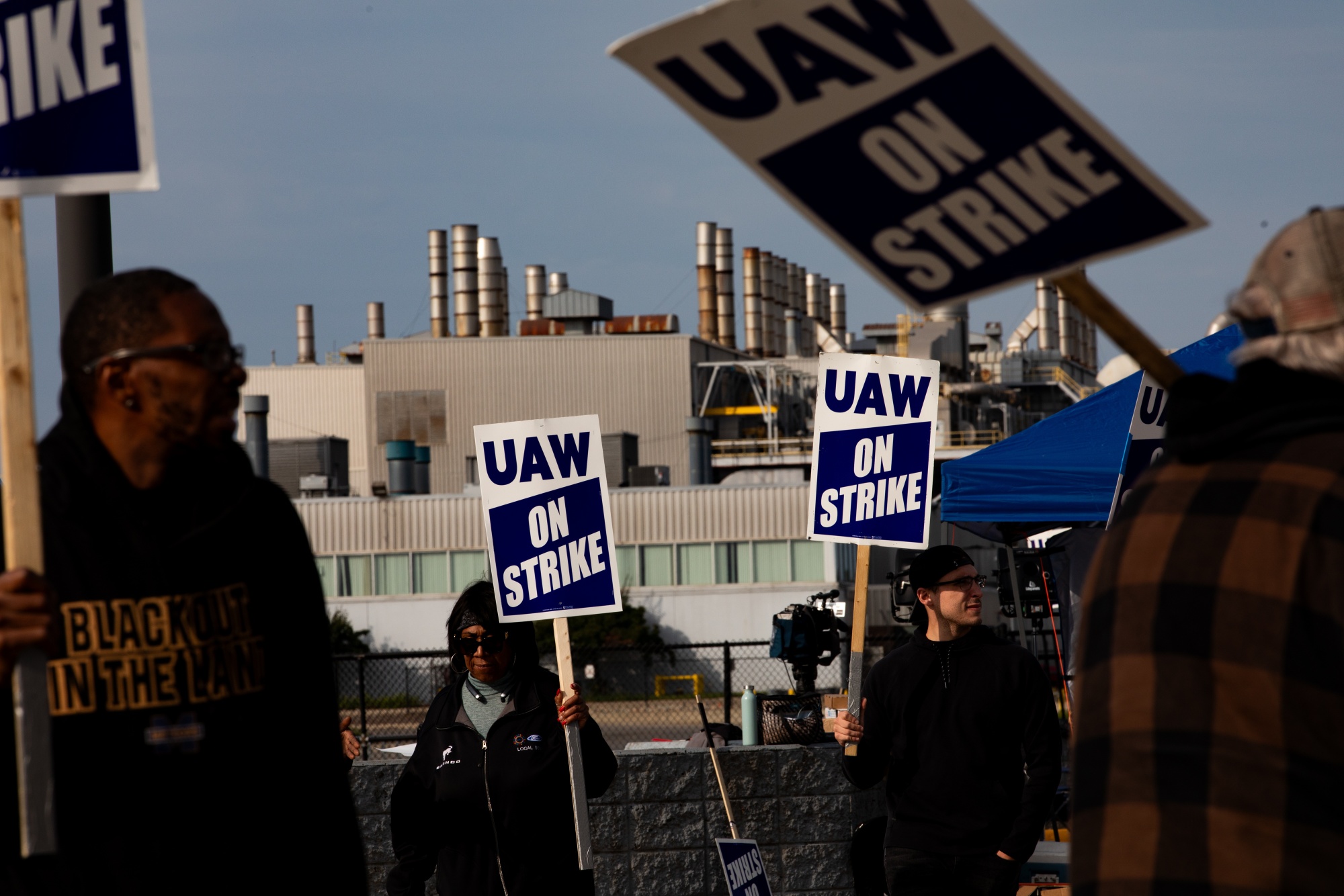 UAW Contracts At Ford, Stellantis Near Approval After Strike - Bloomberg