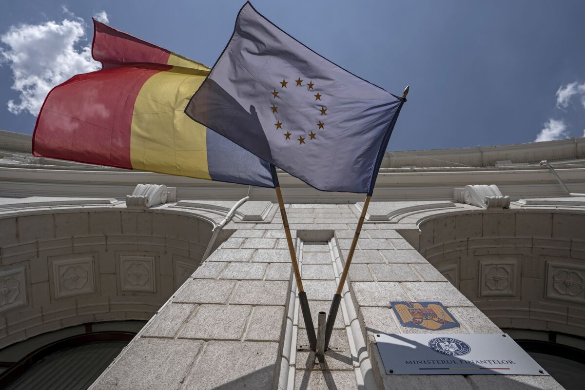 Romania’s Rating Downgrade Risks Grow After Wage Law Failure