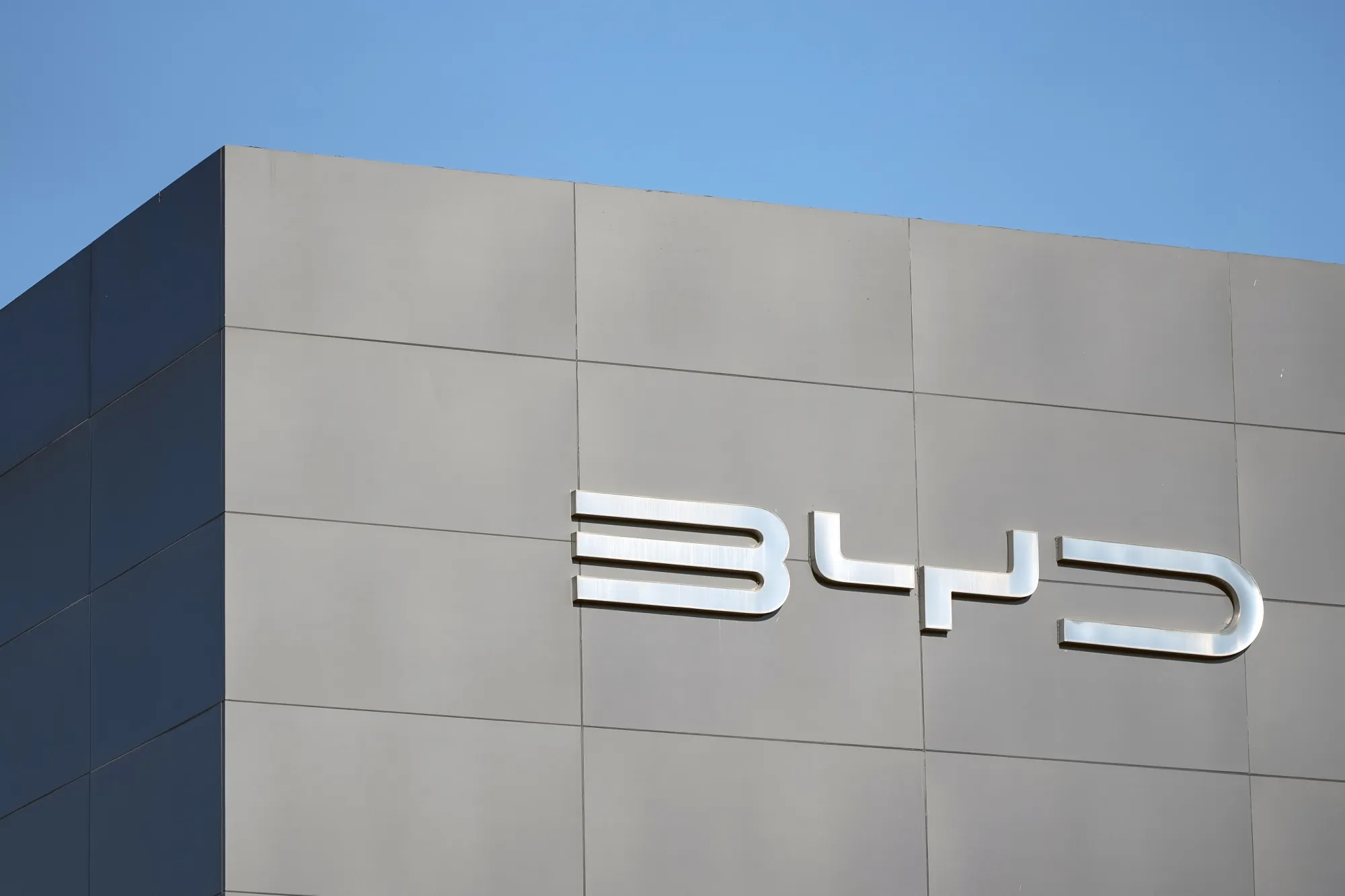 Un empleado instala una placa en una camioneta híbrida enchufable BYD Co. Shark en un evento en Ciudad de México en mayo de 2024.