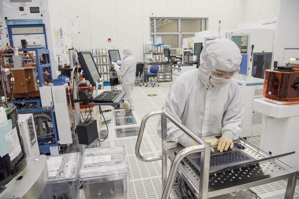 Applied Materials Tumbles After China Woes Weigh on Forecast