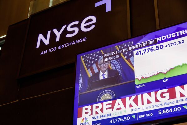 A television station broadcasts Jerome Powell, chairman of the US Federal Reserve, speaking after a FOMC meeting on the floor of NYSE in New York, US, on Wednesday, Sept. 18, 2024. 