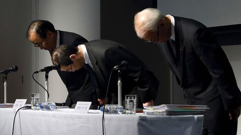 Shigehisa Takada, chairman and president of Takata Corp., center, Hiroshi Shimizu, executive vice president, left, and Yoichiro Nomura, chief financial officer, bow during a news conference in Tokyo on June 25, 2015.