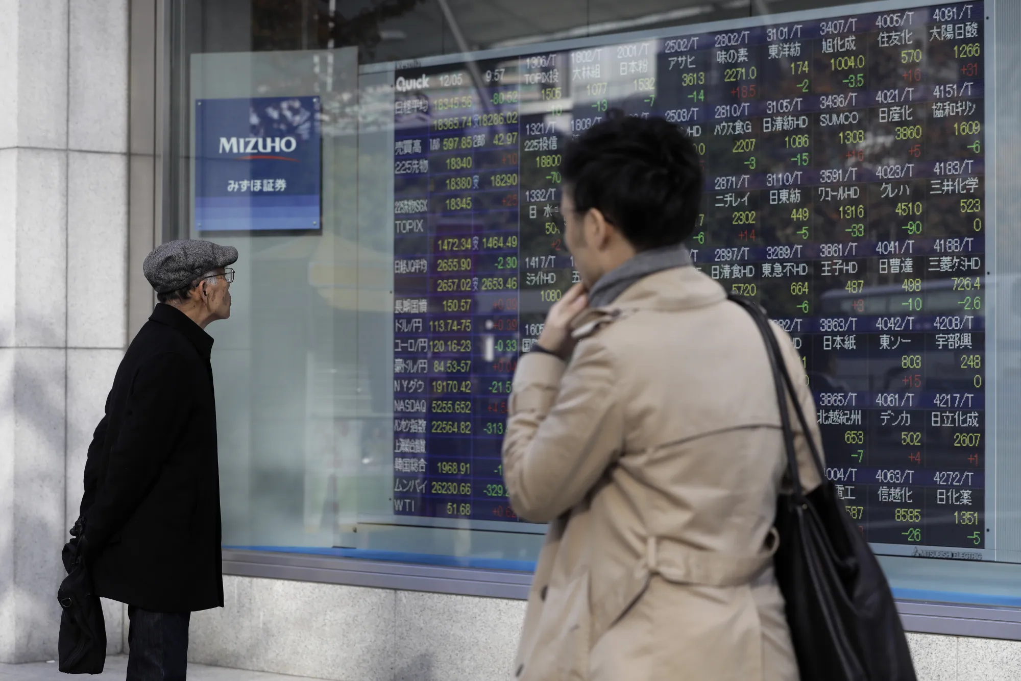 日本株続落、円強含みで業績楽観論が後退－輸出や金融、不動産安い - Bloomberg