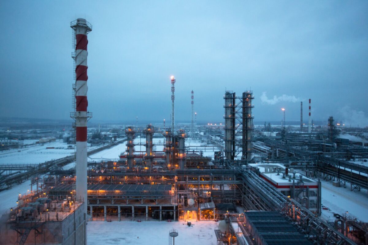 Key Russian Oil Grade Slumps as US Sanctions Hamper China Buying