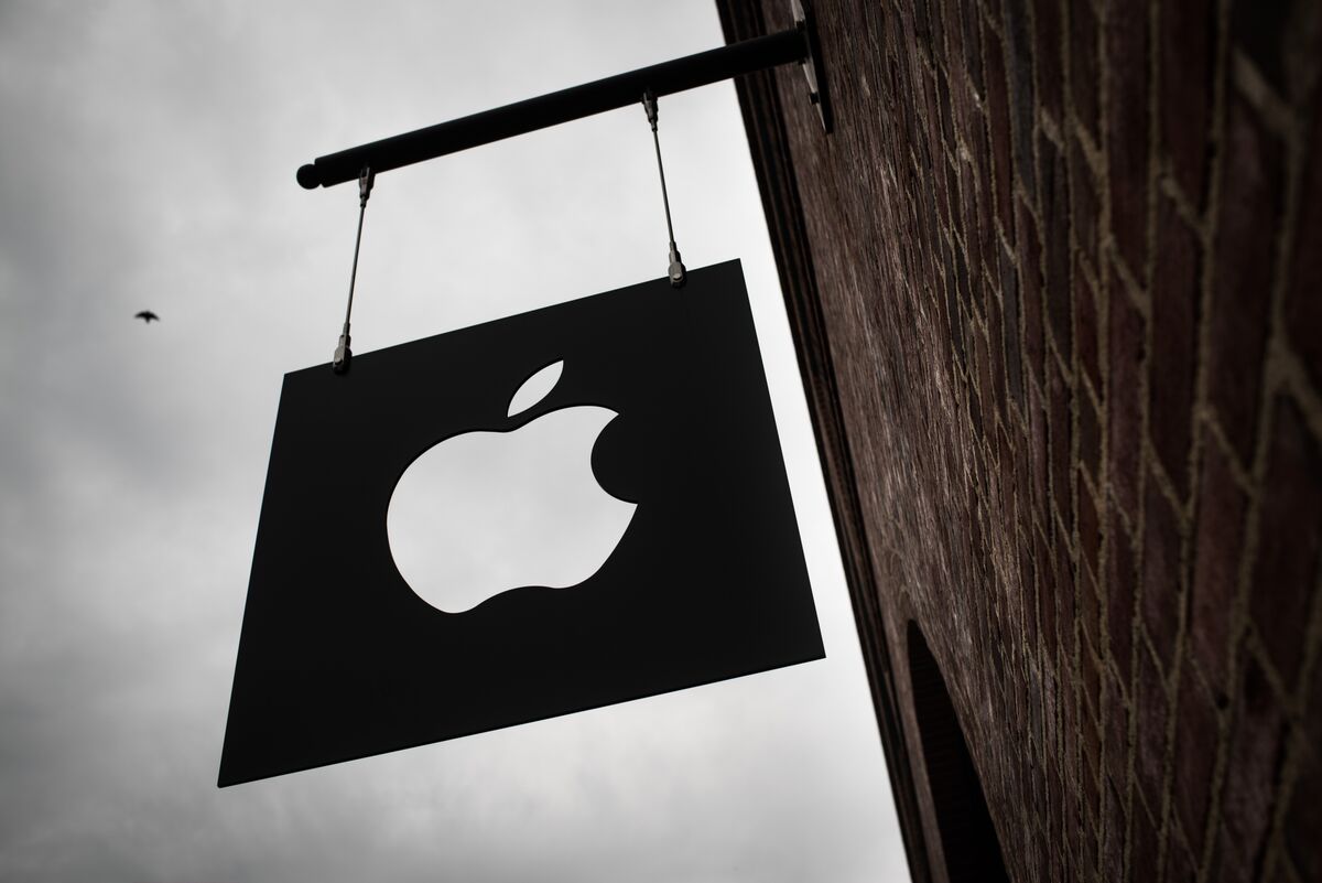 Apple's Unionized Maryland Store Files Complaint Over Benefits (AAPL) -  Bloomberg