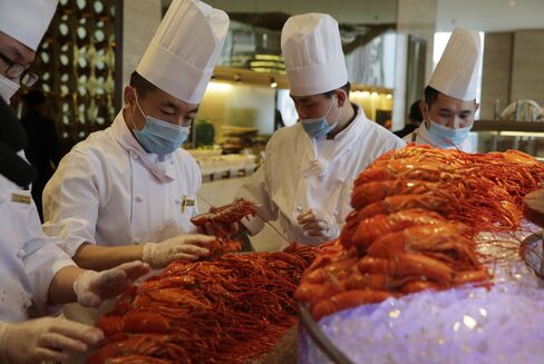 Chinese chefs prepare Boston lobsters at the Auspicious Garden restaurant in Pangu Seven Star Hotel in Beijing
