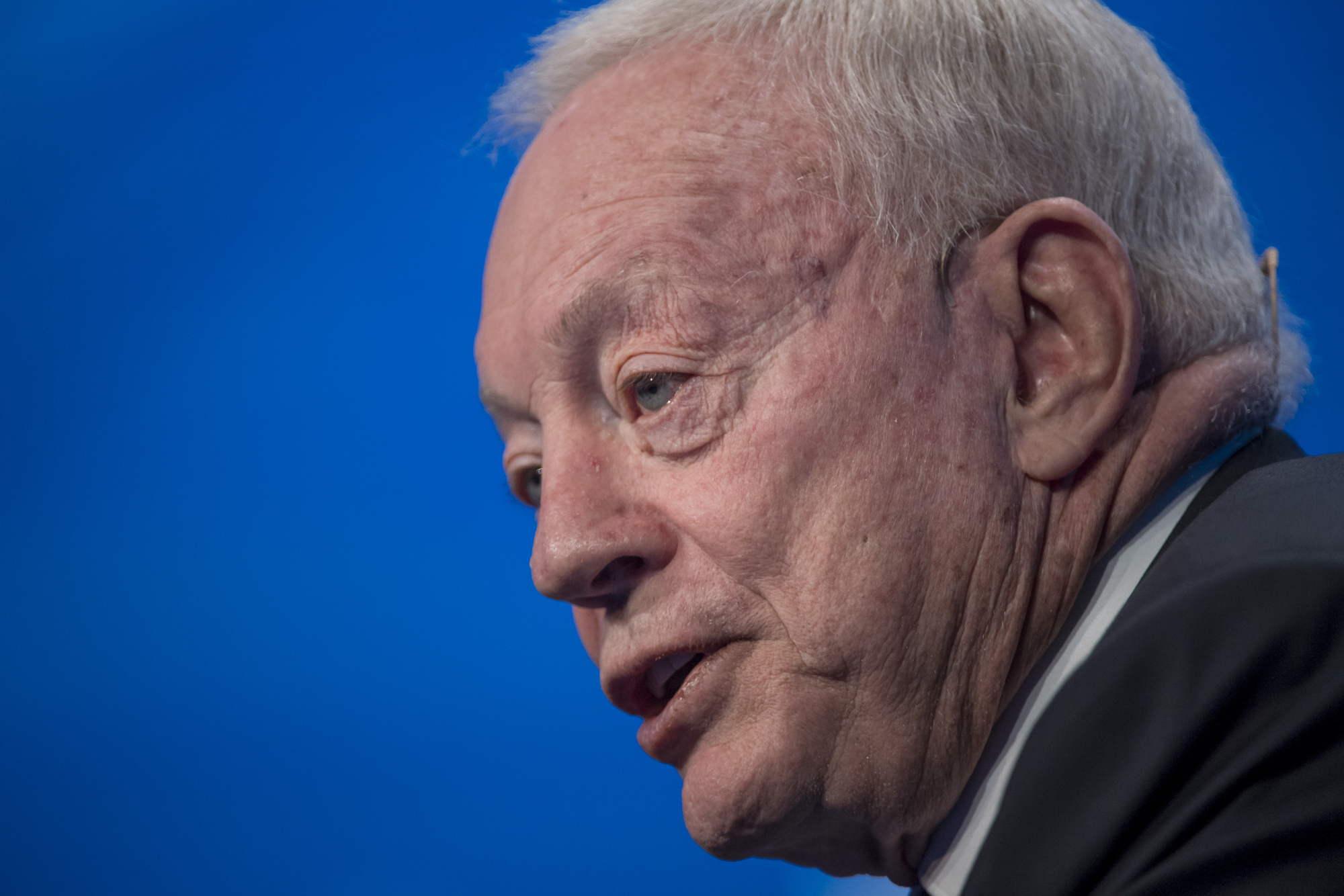 Jerry Jones's Shale Driller Tumbles on Plan to Issue Stock - Bloomberg