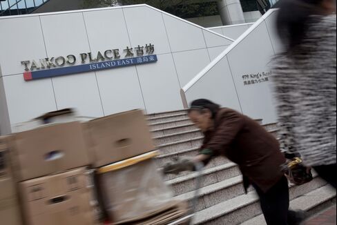 Hong Kong Bank to Move Trading-Floor Operations, Swire CEO Says