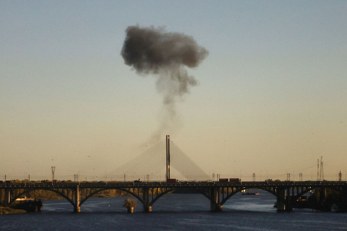 bloomberg.com - Russia Strikes Major Kyiv Bridge, Logistics Hub With Drones