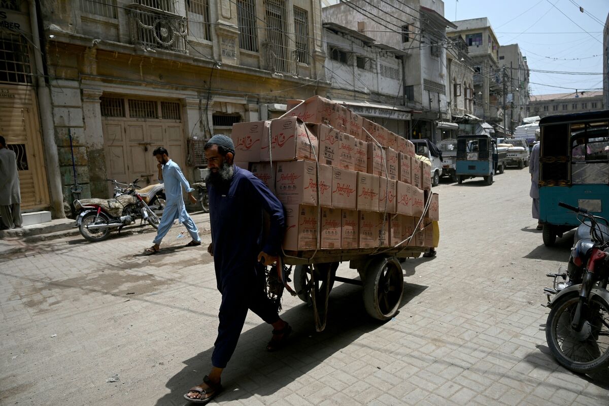 Pakistan Holds Key Rate Unchanged Amid Inflation and Economic Activity Balance