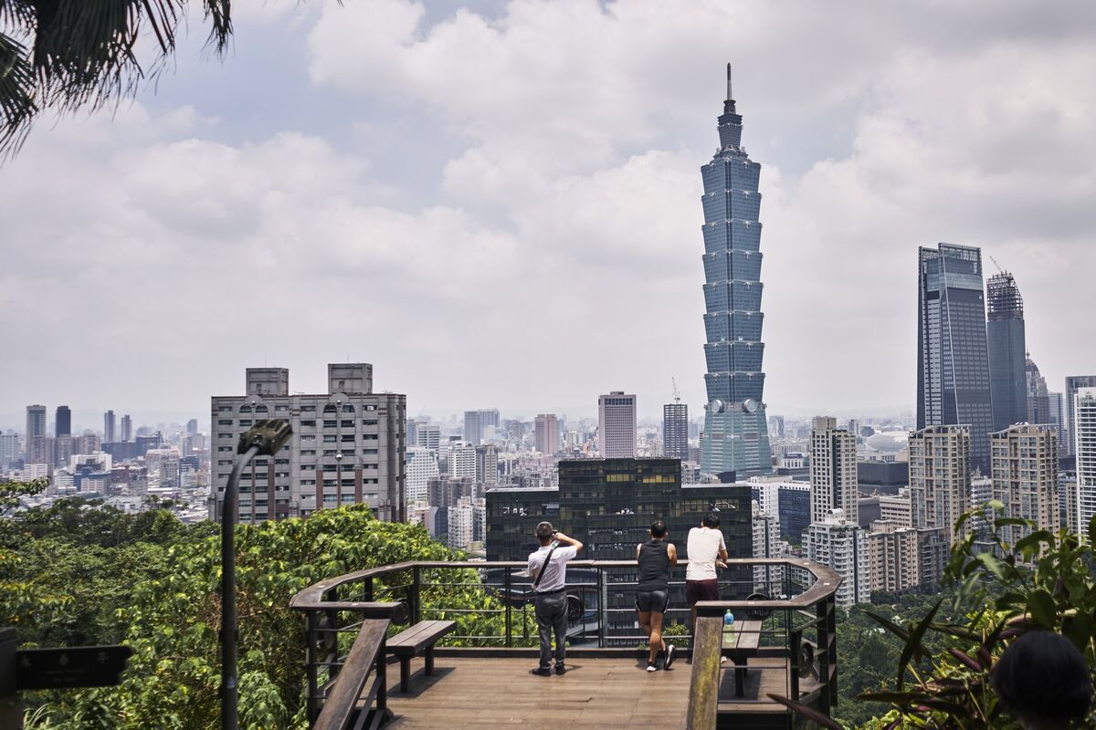 bloomberg.com - Chien-Hua Wan - Taiwan Insurers Slash Currency Hedges to Record as Reserves Rise