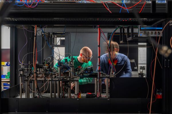 Goldman, JPMorgan Show Wall Street’s Split in Quantum Computing Race