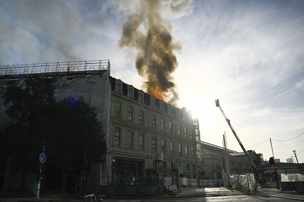 bloomberg.com - Jenny Che - Paris Suffers Second Big Fire Days After Food Market Destroyed