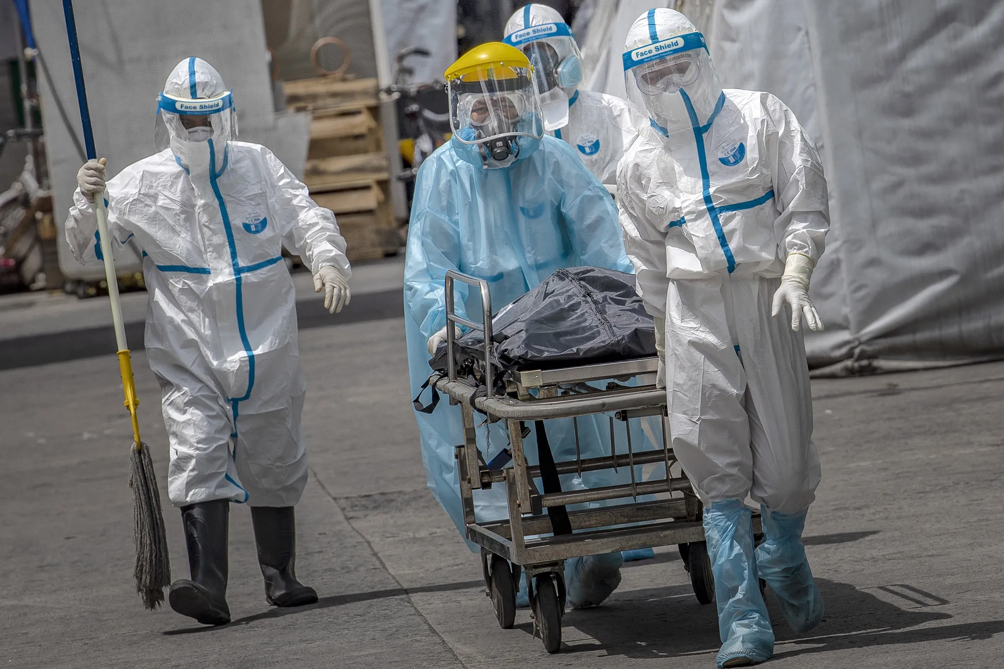 Medical workers&nbsp;transport a corpse at a hospital in Manila, Philippines.