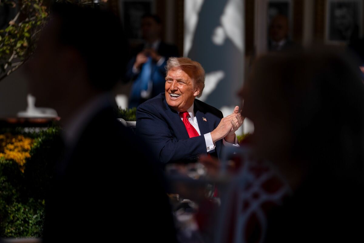 ブルームバーグのニュース記事「トランプ氏が共和党に結束呼びかけ、政府閉鎖巡り－強硬姿勢崩さず」の画像