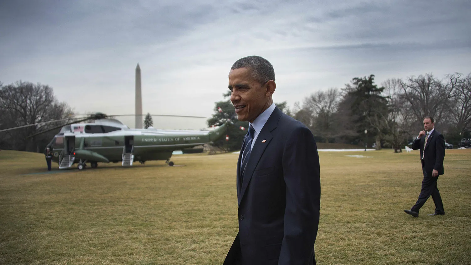 US President Barack Obama walks to Marine One on the South Lawn of the White House in Washington, DC, March 10, 2015.
