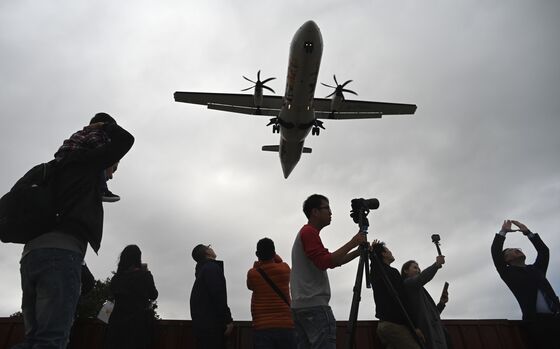 Spotters Remind Us How Far Aviation Has Come in 120 Years