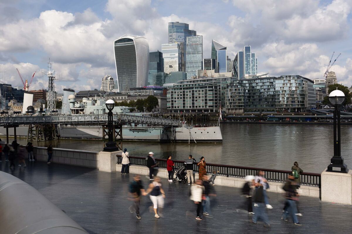 UK Middle Classes Face Tax Hit to Fund Spending, Analysis Finds