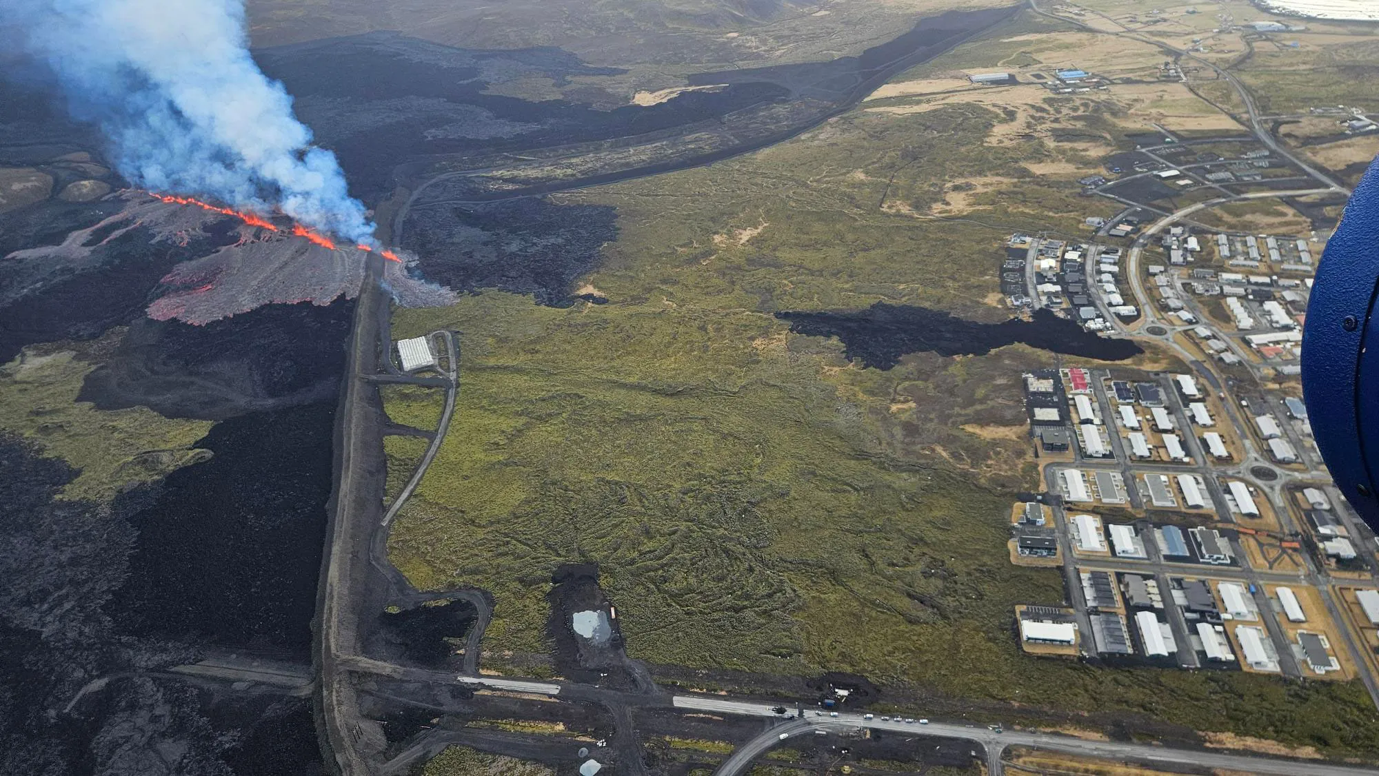 The eruption restarted with lava flow threatening the town of Grindavik.