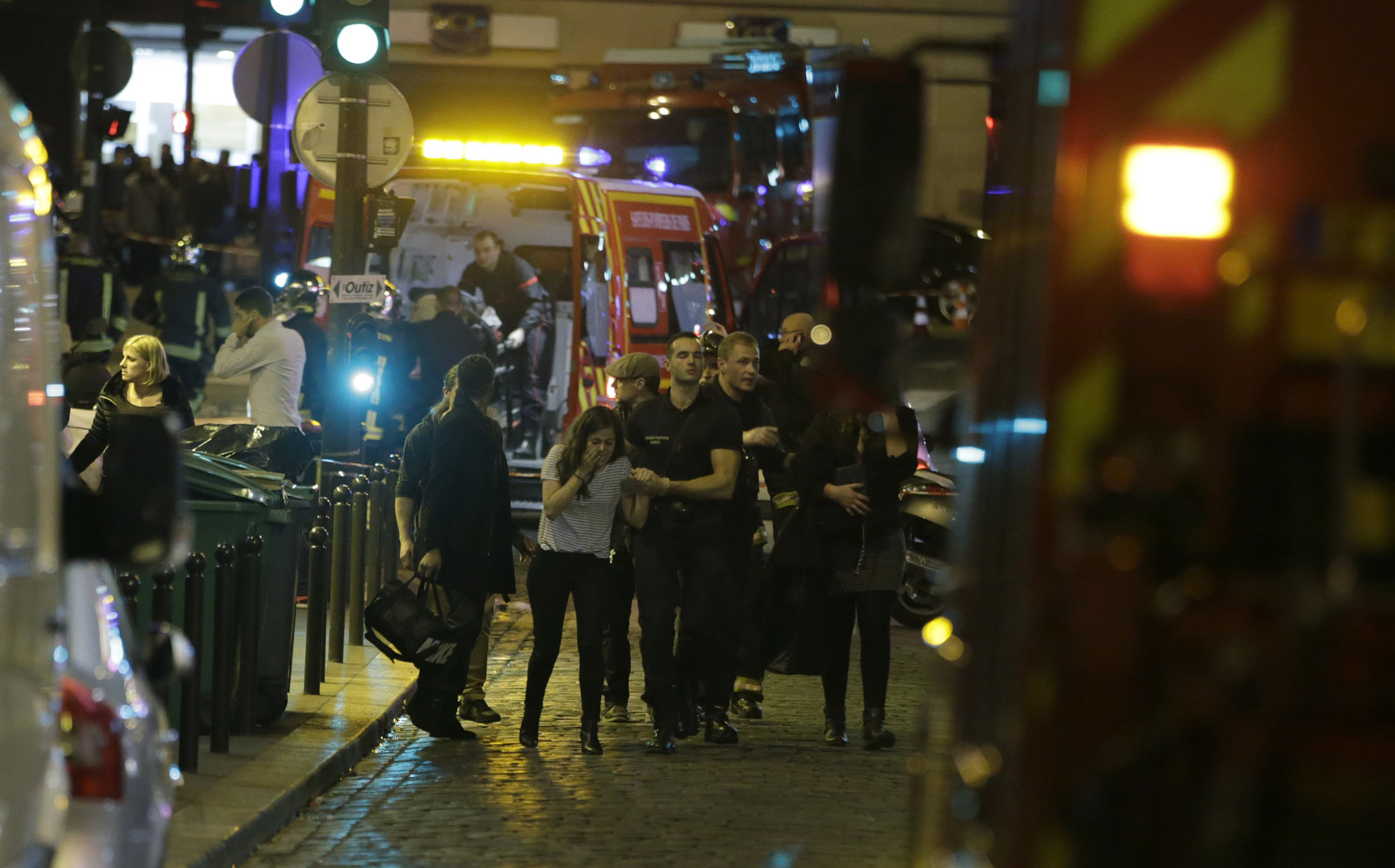 Нападение на концертный зал. Теракт в Париже 2015 Батаклан. Театр Батаклан Париж теракт. 13 Ноября 2015 Франция теракт Bataclan.