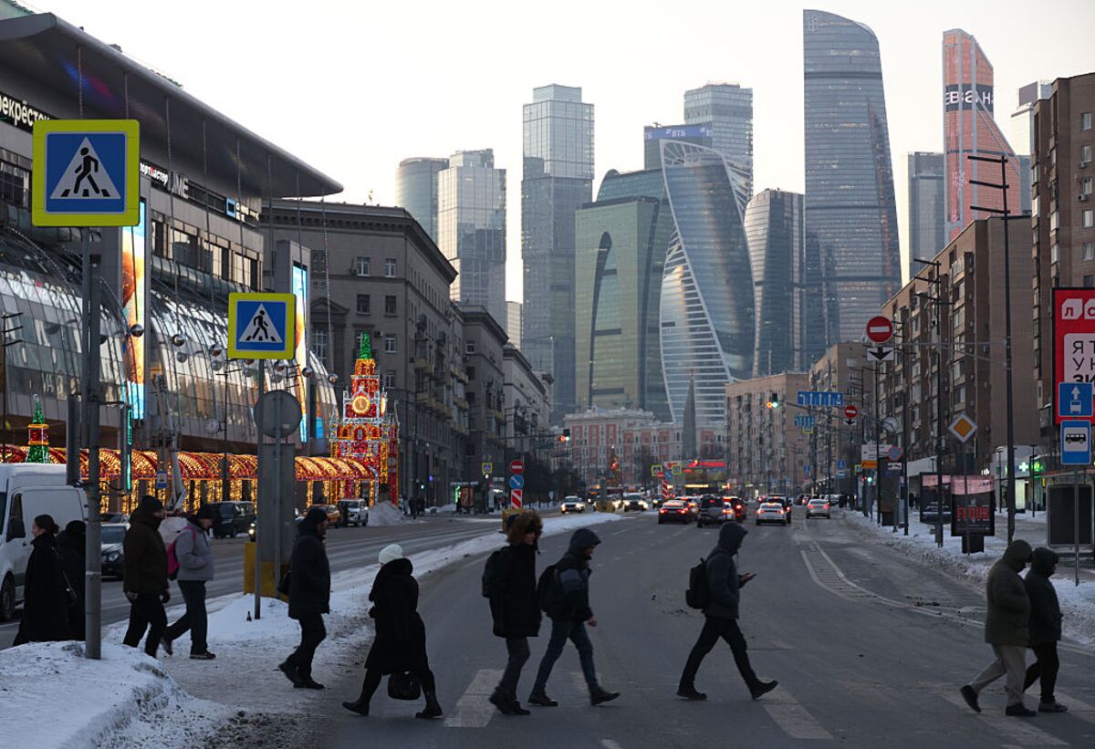 Moscow’s Internet Outages Drive Sales of Pagers and Paper Maps