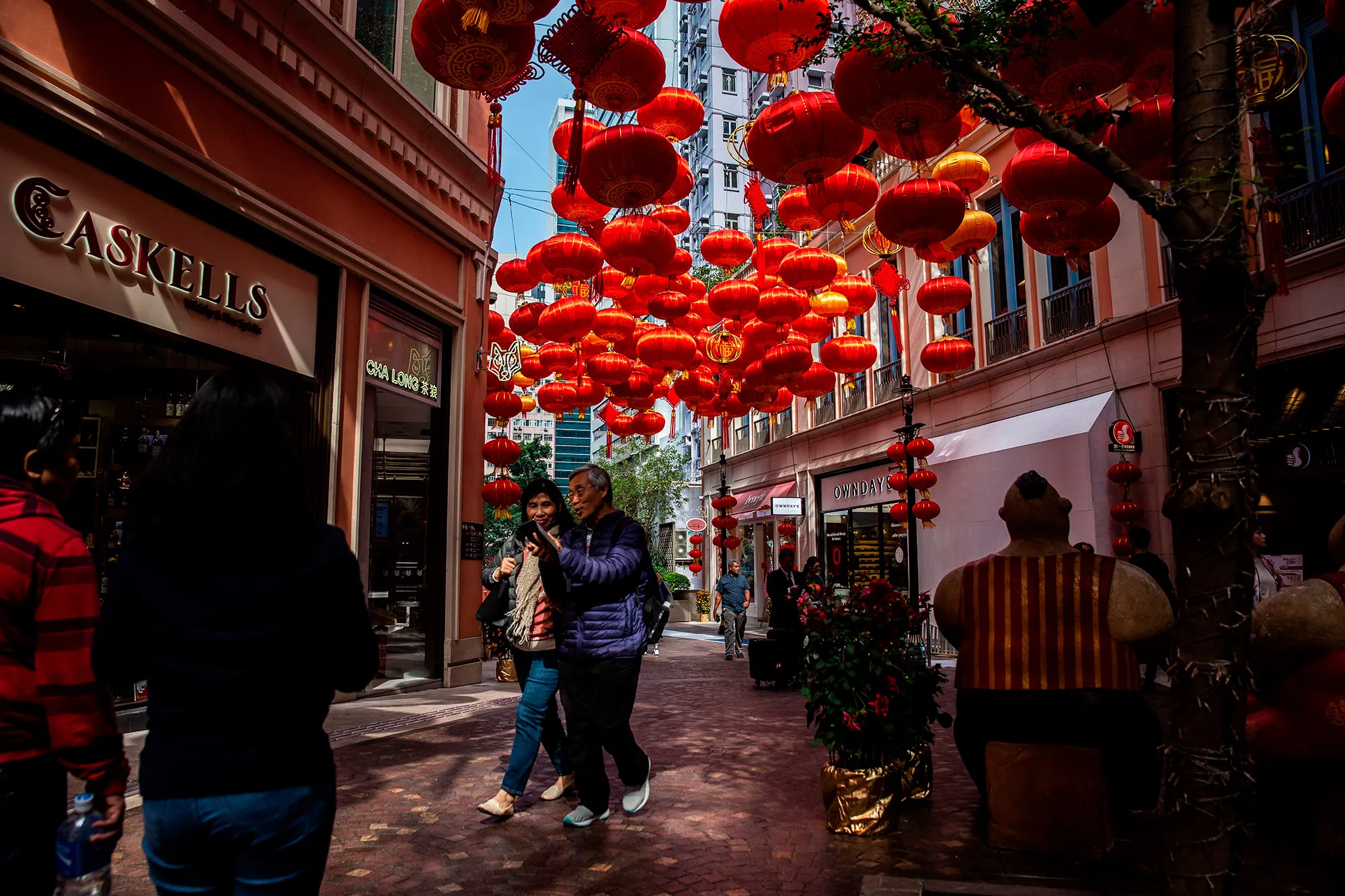 Pedestrians walk&nbsp;under lanterns ahead of the lunar New Year in Hong Kong.&nbsp;