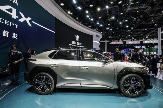 Nio, Xpeng Set Tongues Wagging on Day One of Shanghai Auto Show