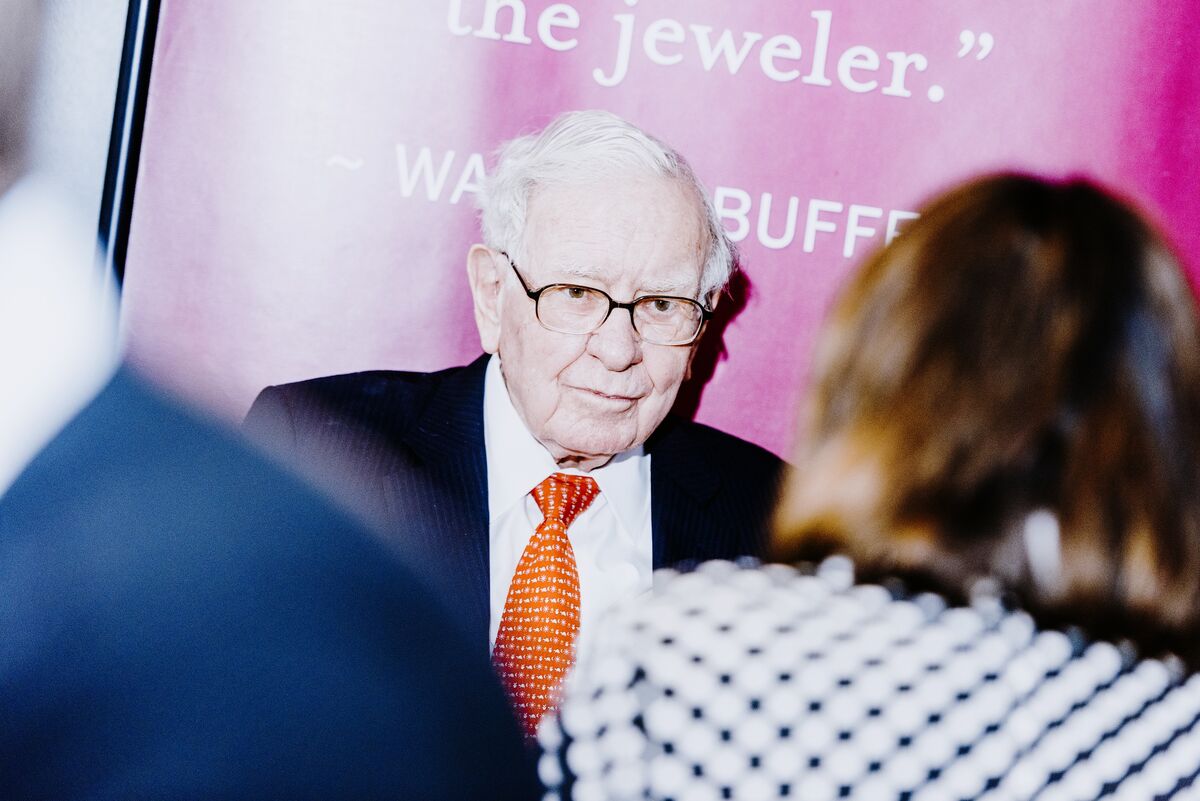 Berkshire Hathaway’s Cash Pile Hits Record 7 Billion Amid Scarce Deals