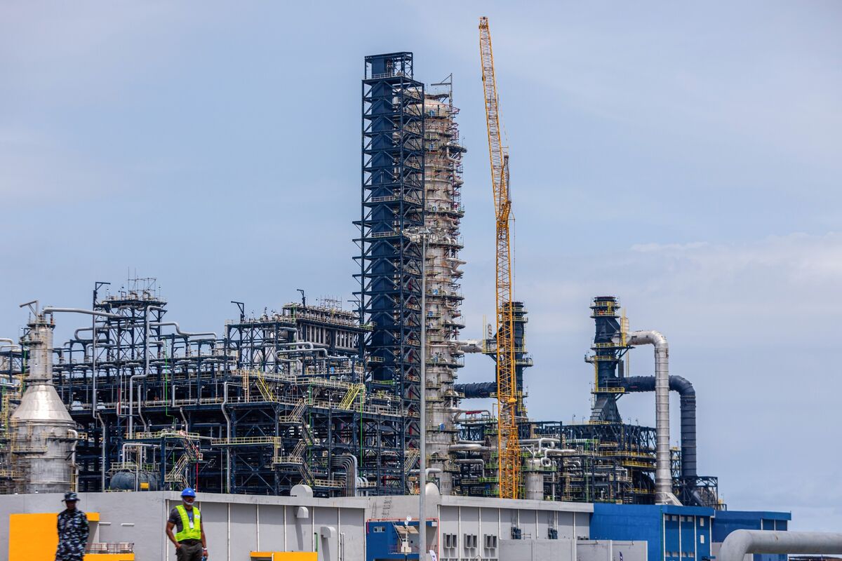 Nigeria Plays Down Impact of Oil Worker Strike Aimed at Dangote