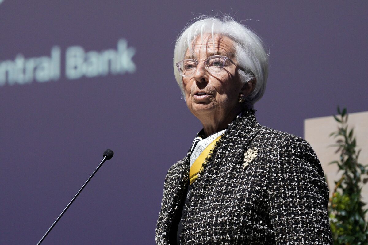Lagarde Sees ECB on Target With Growth Headwinds Fading Soon
