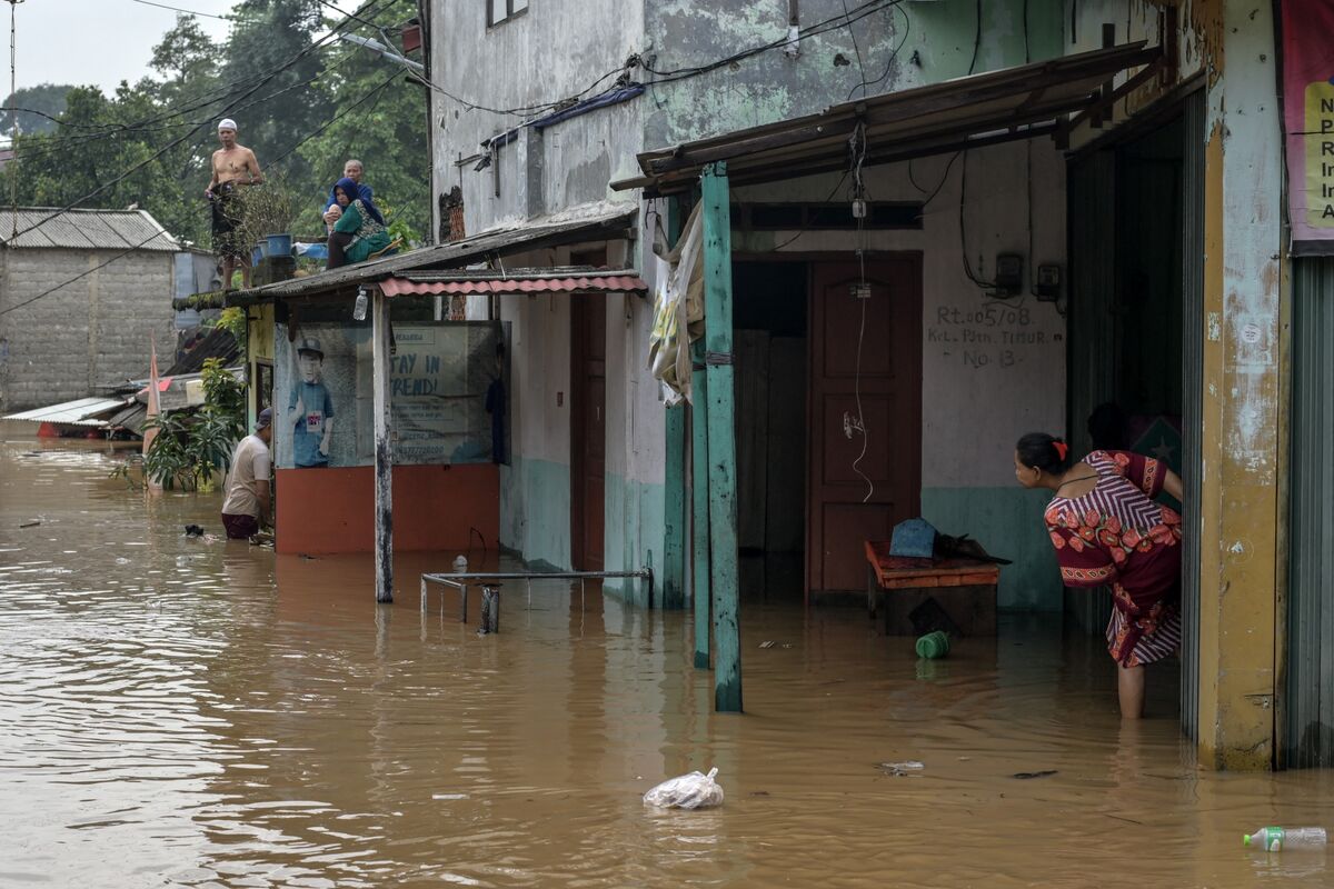 Überschwemmungen in Indonesiens Hauptstadt machen Tausende obdachlos und ...