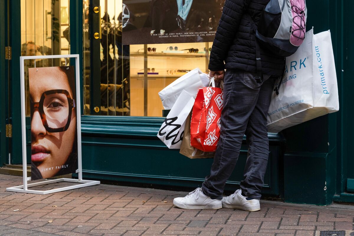 UK Retail Sales Rebound as Heat Wave Boosts Food and Drink