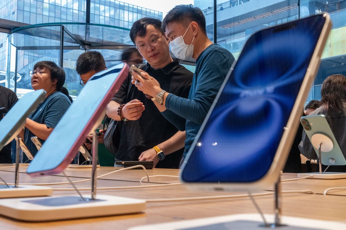 Apple Supplier Lens Tech Seeks Up to $606 Million in HK Listing