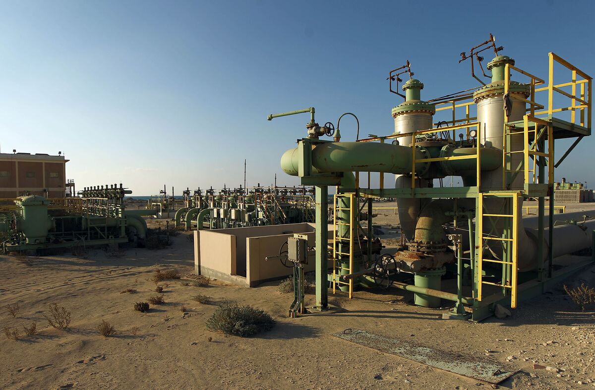 Largest Libyan Oil Field Ready to Restart, Haftar's Forces Say Bloomberg