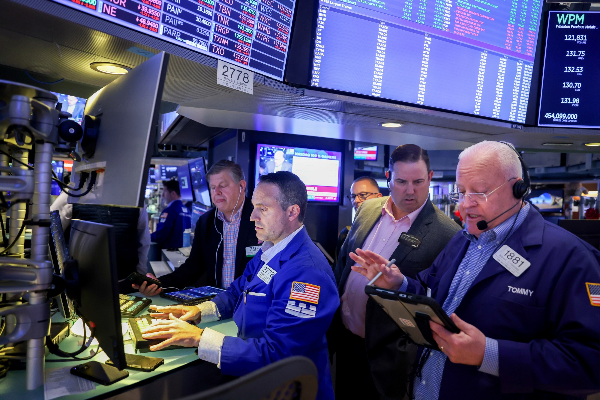 Traders work on the floor of the New York Stock Exchange (NYSE) in New York, US, on Wednesday, May 6, 2026. Stocks climbed around the world, joining gains in bonds as oil retreated on hopes the US and Iran are nearing a deal to end a war that has jolted markets and clouded the economic outlook. Photographer: Michael Nagle/Bloomberg