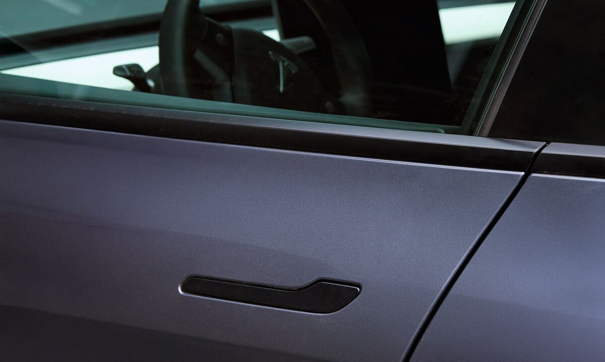 Tesla Door Handles Won't Open Without Power, Threatens Rider Safety