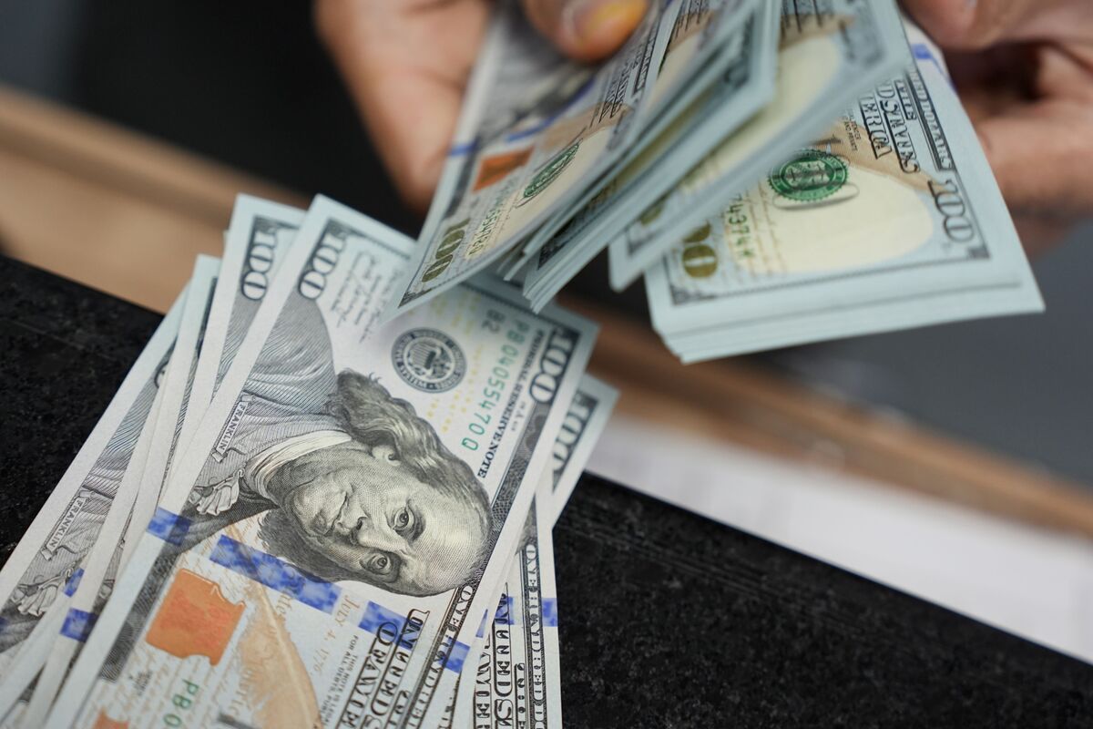 Dollar Jumps Most Since June as 10-Year Treasury Yield Tops 5%