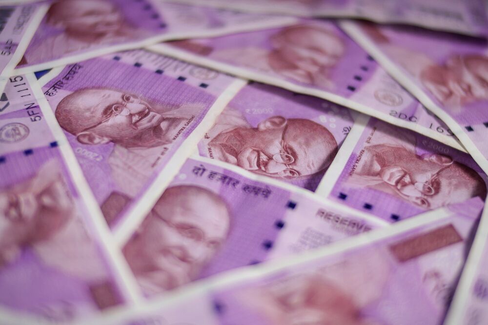 インド最高額紙幣2000ルピー札、預金両替の期限迫る－９月末流通停止 - Bloomberg