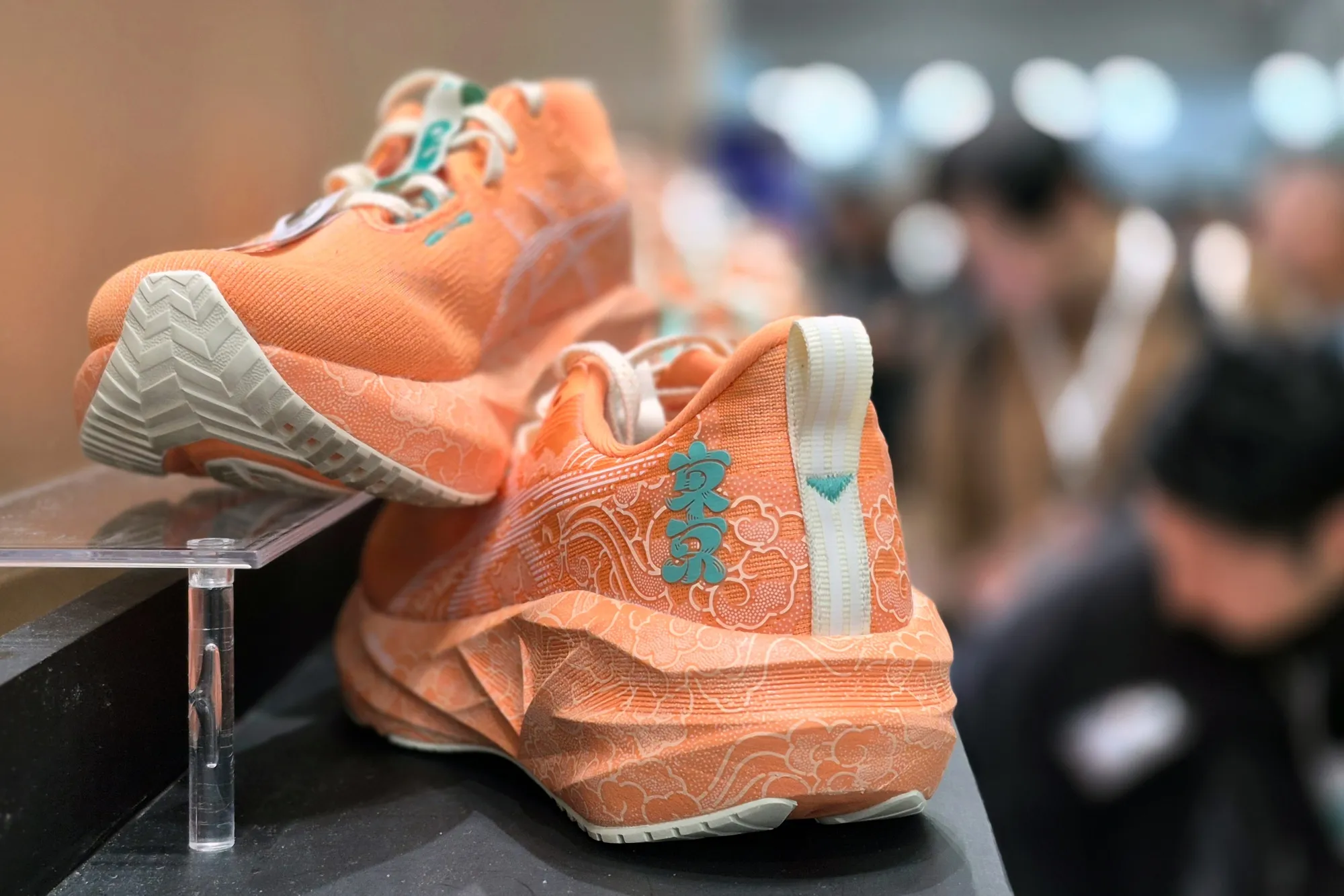 アシックス、マラソン大会の黒子に－ランナーと伴走し｢ギア｣売り込む