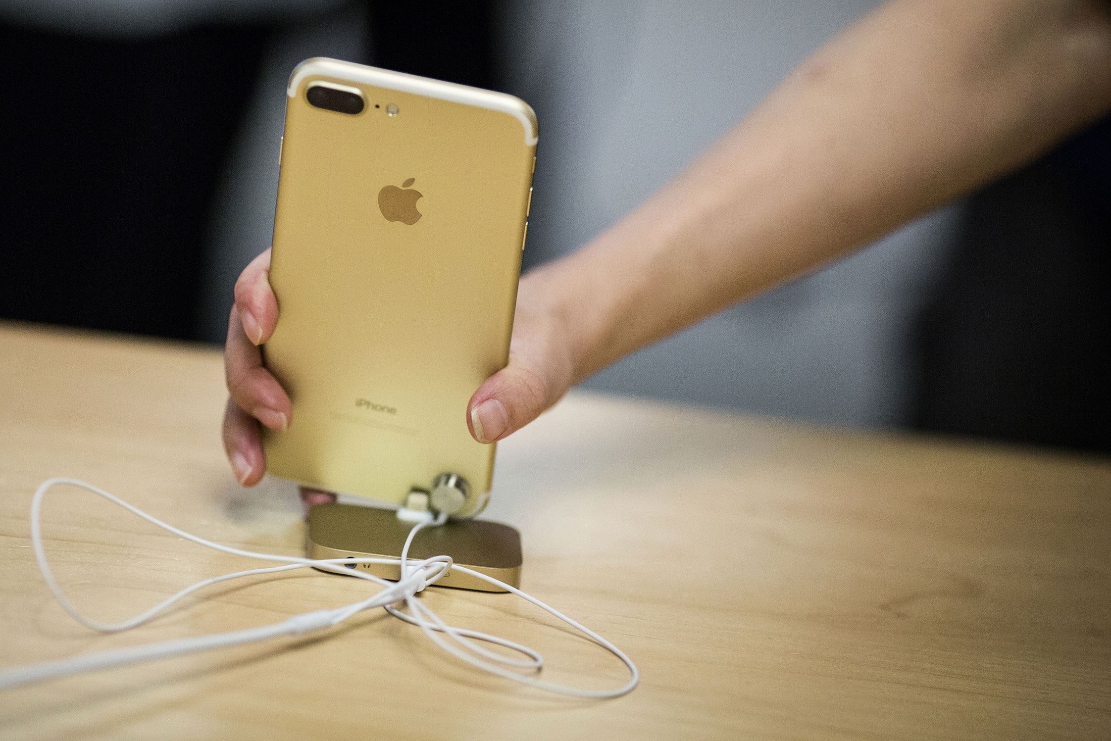 Apple Fights Samsung at U.S. High Court as Smartphone Wars Wane