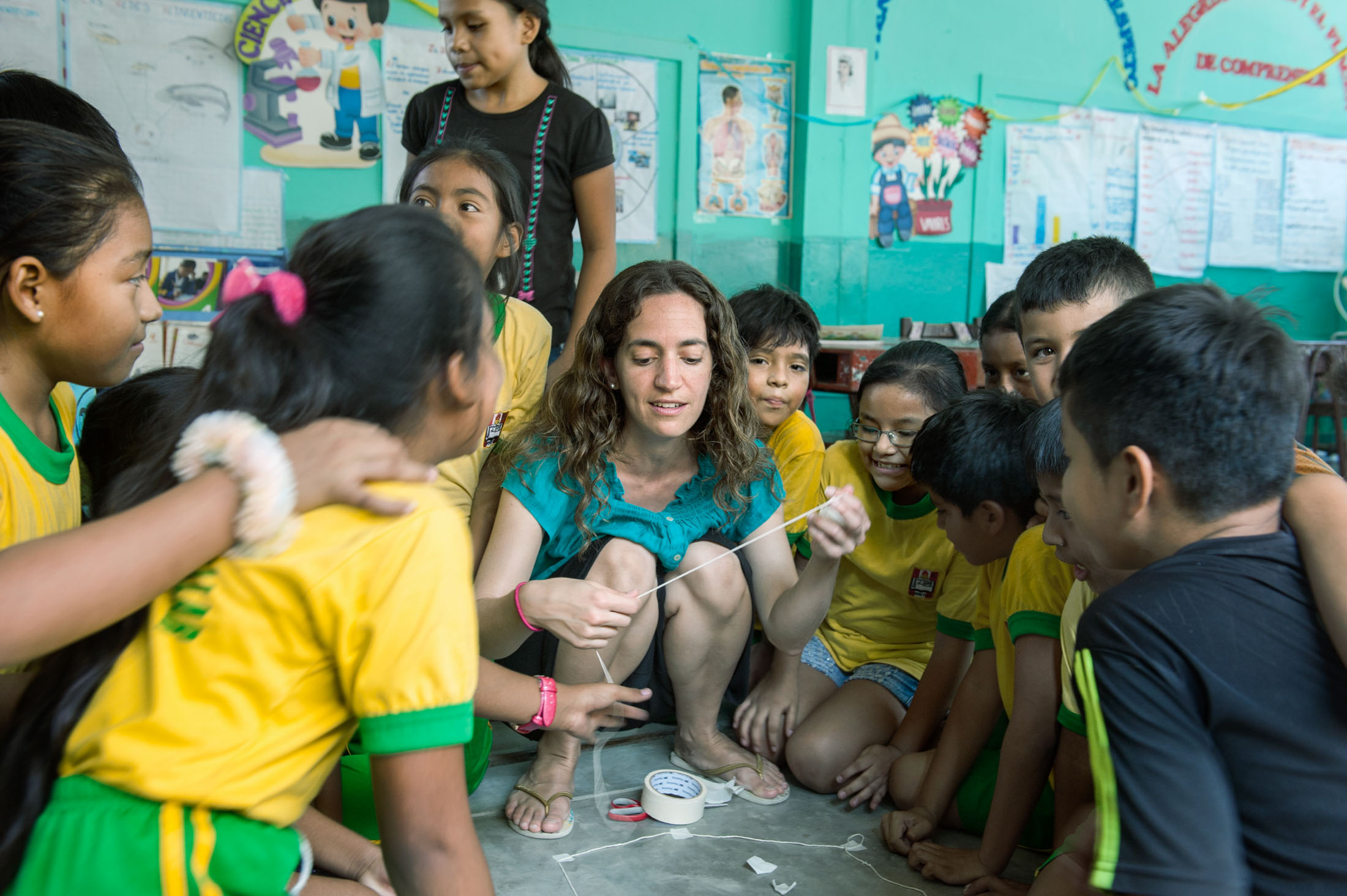 Laureate Kerstin Forsberg, who won a Rolex Award for Enterprise in 2016,&nbsp;teaches schoolchildren in Peru about manta rays.