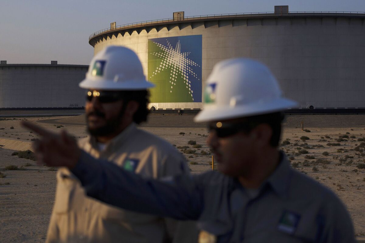bloomberg.com - Yongchang Chin - Saudis Make Biggest Oil Price Cut in Decades as Market Weakens