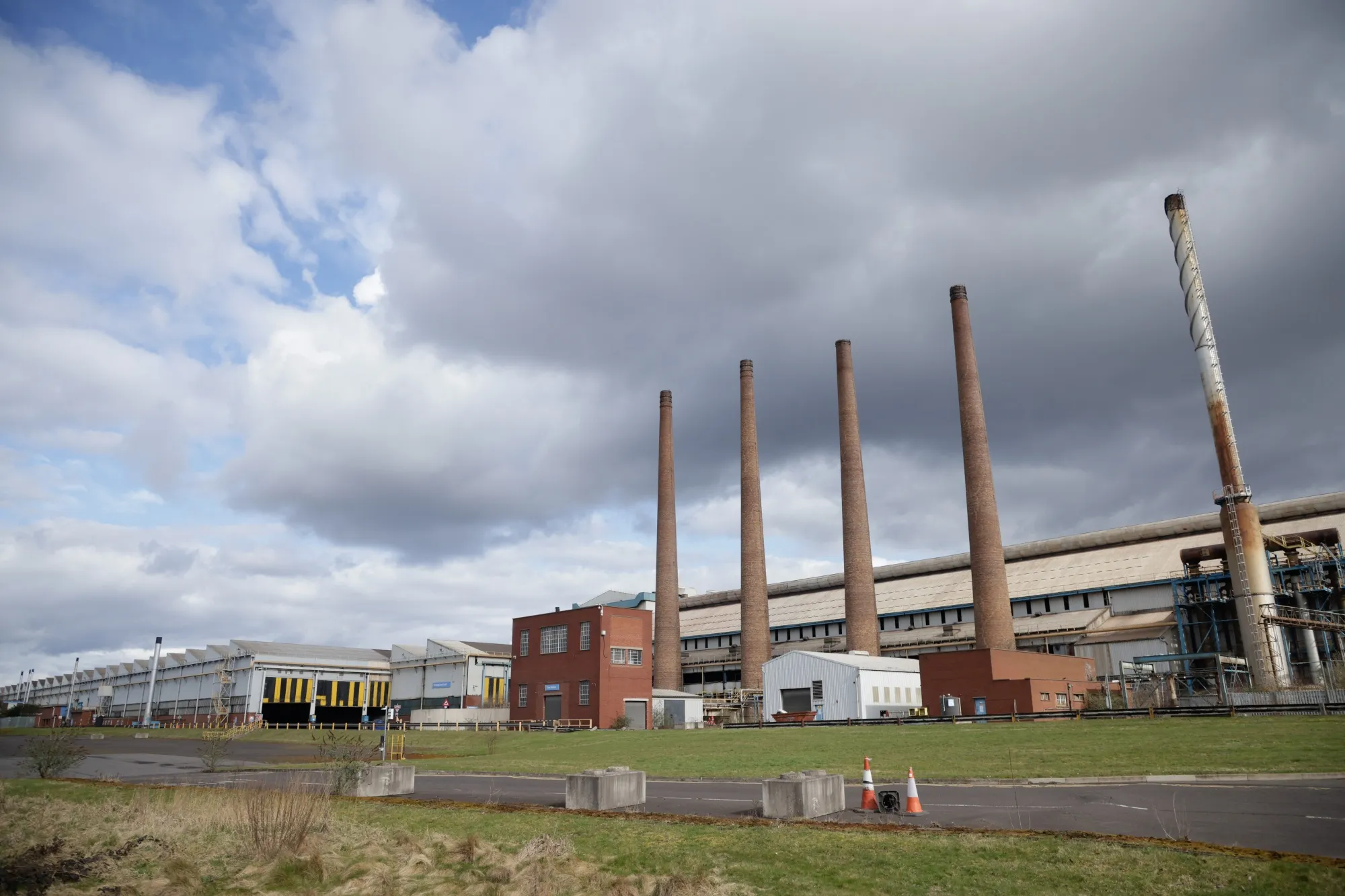 Chimneys at a Liberty Steel Group steel bar mill and engineering bar&nbsp;manufacturing plant&nbsp;in Rotherham, UK.&nbsp;